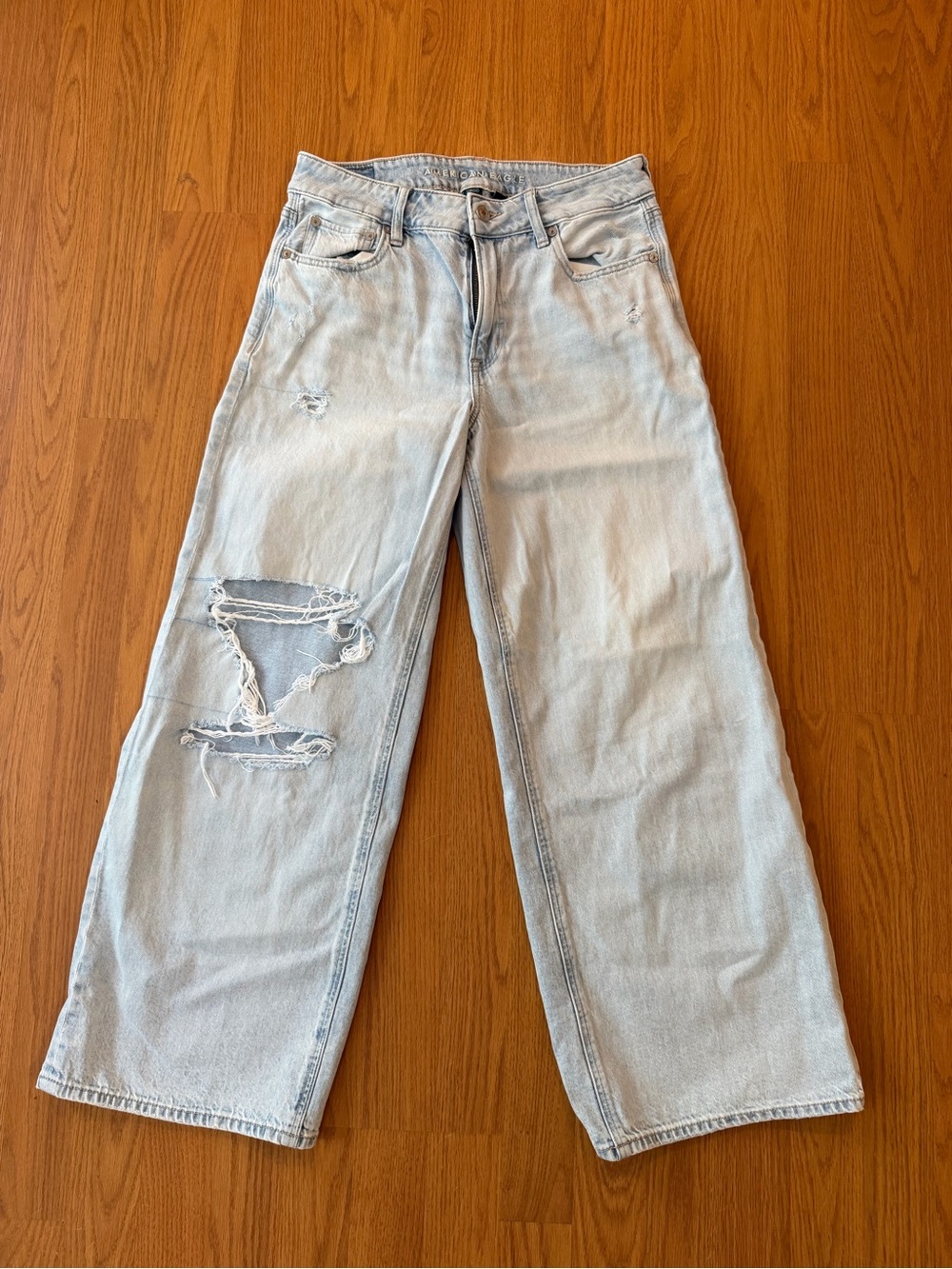 American Eagle Size 4 Light Wash Distressed Jeans